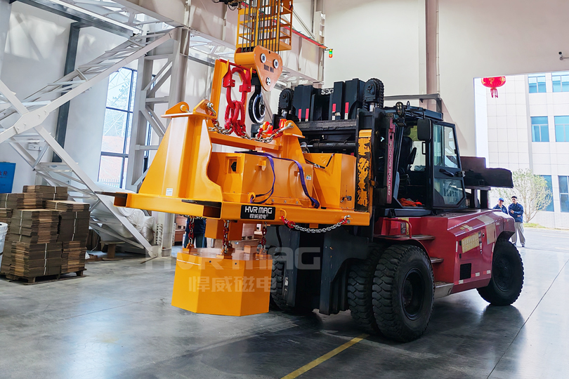 港口码头叉车吊钢卷告别传统电磁吊悍威充电式电永磁吊具让安全风险清零