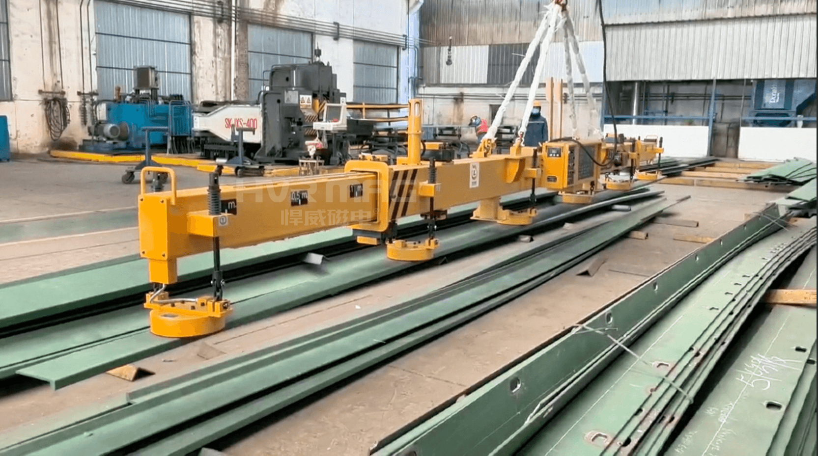 造船厂球扁钢吊装难？ 2套悍威电永磁吊具方案让你提效不踩坑 