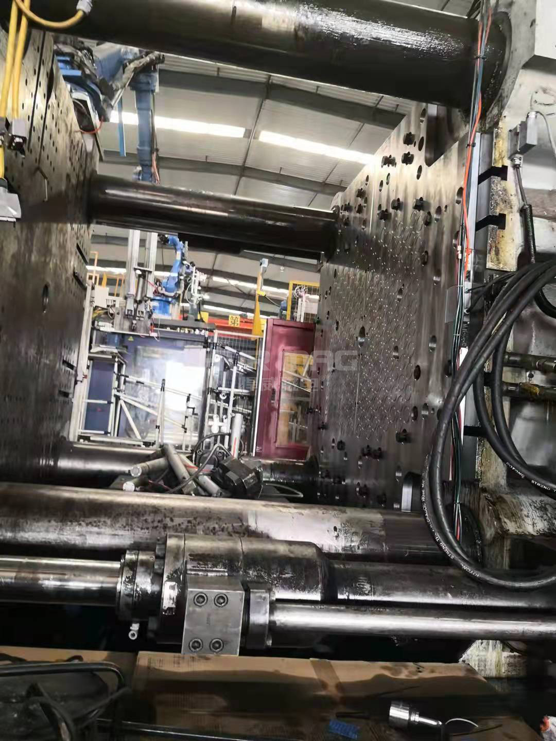这是2300吨注塑机 磁力快速换模现场，场面震撼